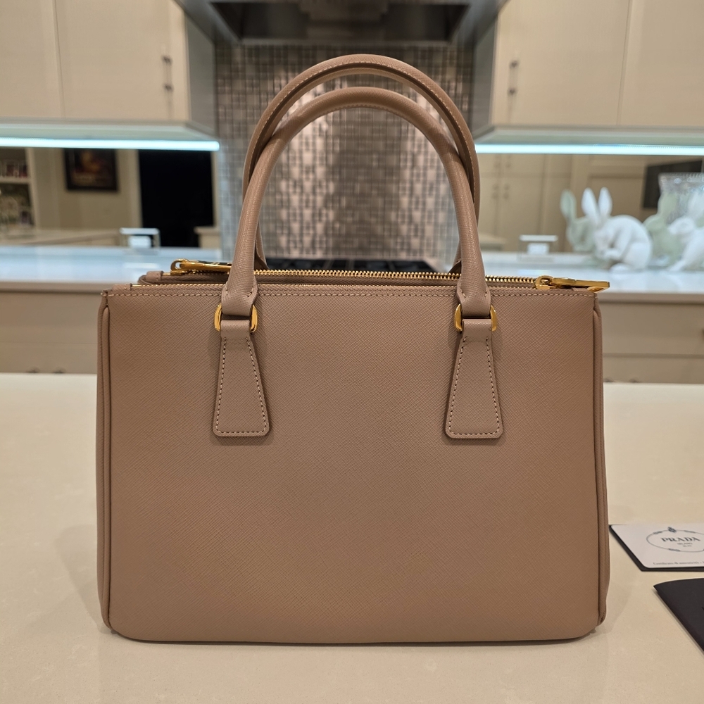 💯 Authentic Prada | Galleria Medium Saffiano Leather bag - Picture 6 of 17